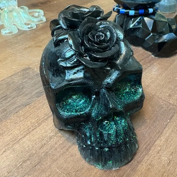 Black Resin Skull - Picture 3 of 4